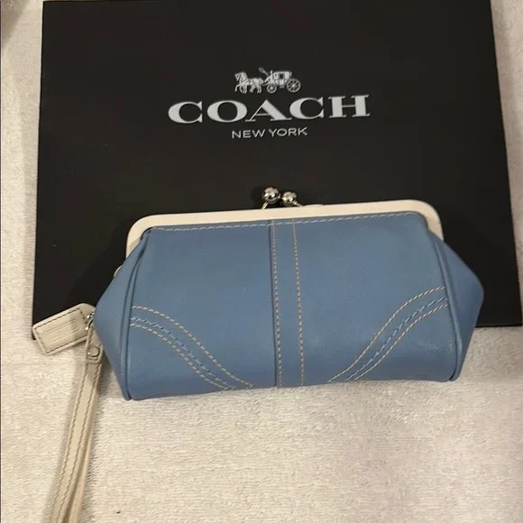 Coach Blue and White kiss lock Women's wristlet - Picture 4 of 15